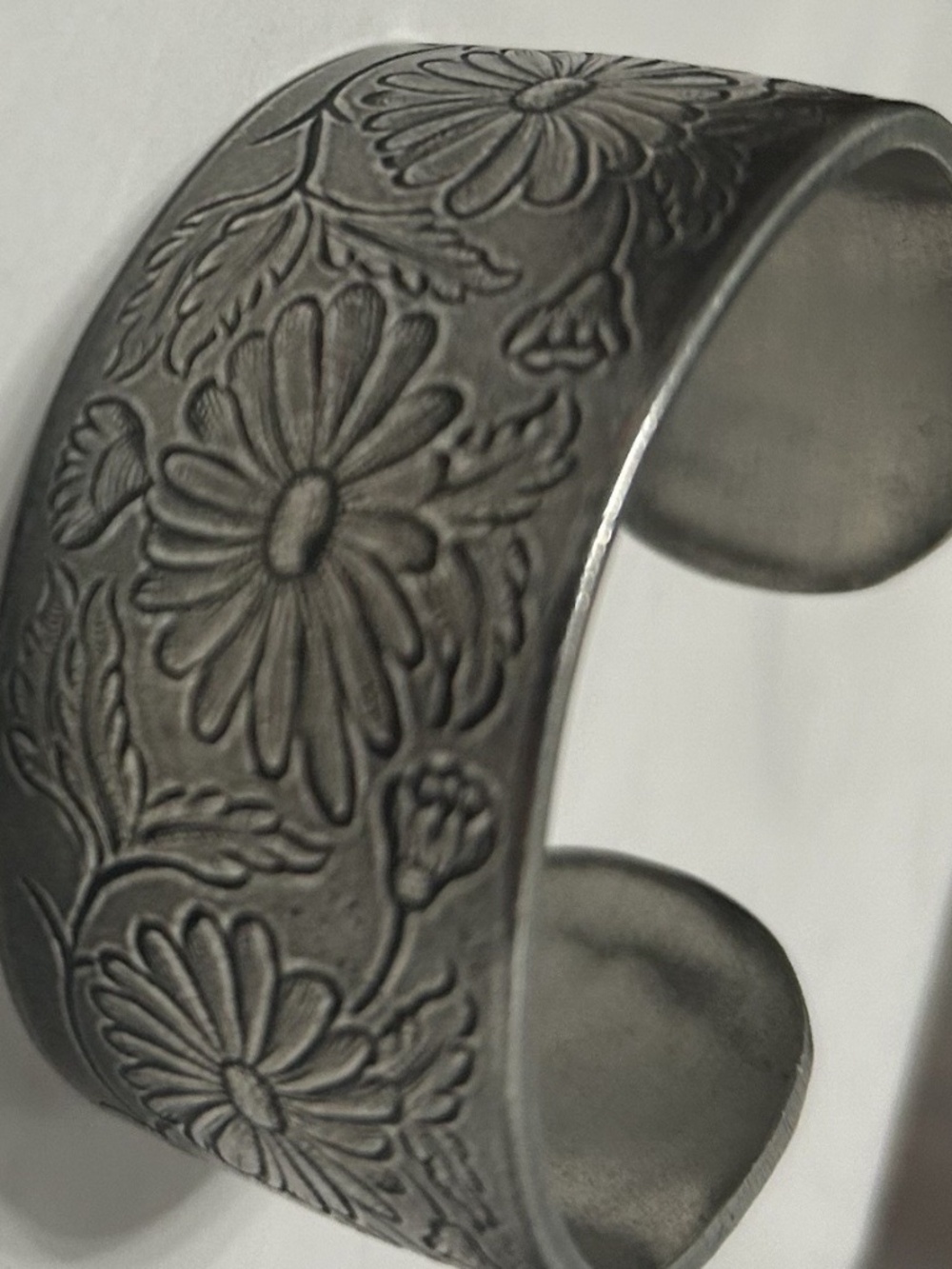 VINTAGE SALISBURY PEWTER CUFF BRACELET FOR SEPTEMBER